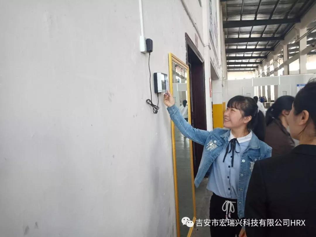 一个微笑 一声问候 我们在行动